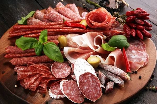 Vassoio Con Deliziosi Salumi Pezzi Prosciutto Crudo Affettato Salsiccia Basilico — Foto Stock