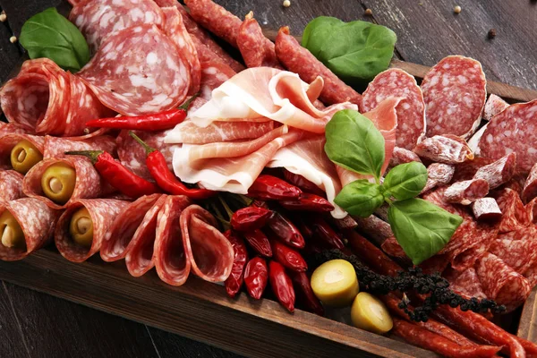 Voedsel Dienblad Met Heerlijke Salami Stukjes Gesneden Prosciutto Crudo Worst — Stockfoto