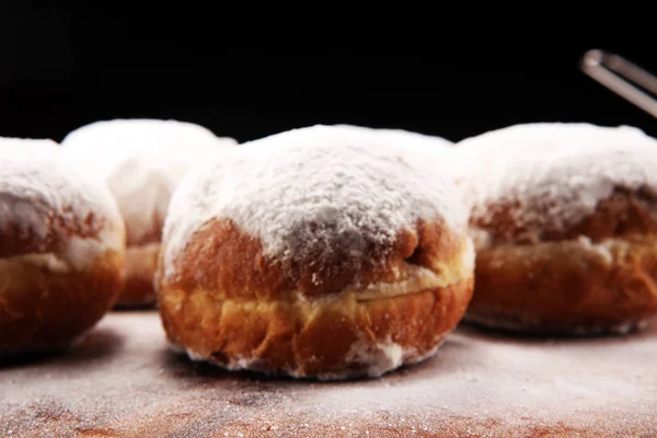 Rosquillas Alemanas Con Mermelada Azúcar Glaseado Carnaval Polvo Azúcar Donas — Foto de Stock