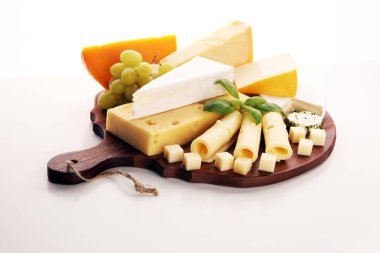 Peynir üzüm ile servis tabağı çeşitli bir tepside peynir.