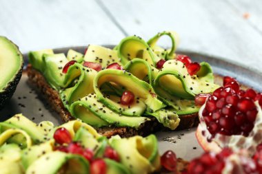 avokado ve olgun nar baharat ve avokado ile tost ekmek dilimlenmiş 
