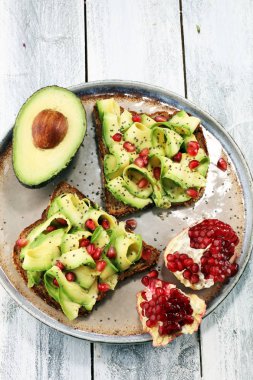 avokado ve olgun nar baharat ve avokado ile tost ekmek dilimlenmiş 