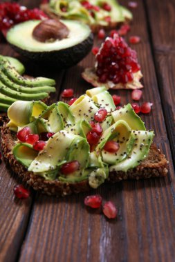 avokado ve olgun nar baharat ve avokado ile tost ekmek dilimlenmiş 