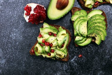 avokado ve olgun nar baharat ve avokado ile tost ekmek dilimlenmiş 