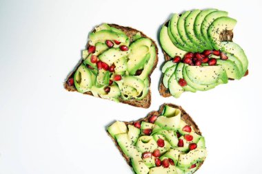 avokado ve olgun nar baharat ve avokado ile tost ekmek dilimlenmiş 