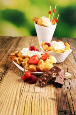 Hong Kong tarzı yumurta gözleme. dondurma dondurma ve meyve ile kabarcık gözleme. sokak gıda gözleme