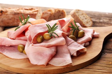 Ham ahşap arka plan üzerine dilimlenmiş. Taze prosciutto. Dilimlenmiş domuz jambon.