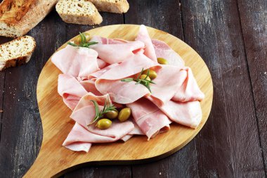 Ham ahşap arka plan üzerine dilimlenmiş. Taze prosciutto. Dilimlenmiş domuz jambon.