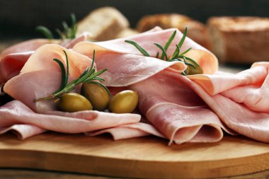 Ham ahşap arka plan üzerine dilimlenmiş. Taze prosciutto. Dilimlenmiş domuz jambon.