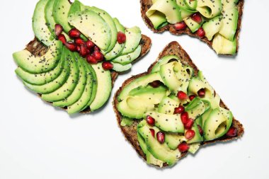 avokado ve olgun nar baharat ve avokado ile tost ekmek dilimlenmiş 