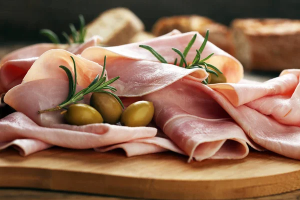 Ham ahşap arka plan üzerine dilimlenmiş. Taze prosciutto. Dilimlenmiş domuz jambon.