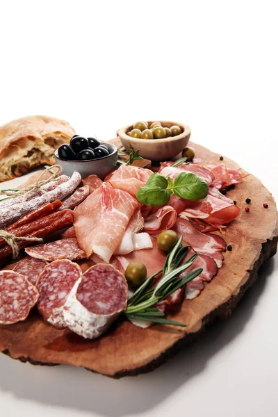 Tagliere Marmo Con Prosciutto Pancetta Salumi Salsicce Fondo Legno Antipasti — Foto Stock