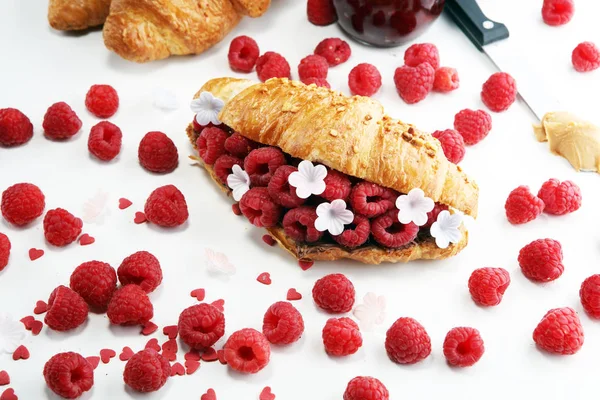 Utsökt Frukost Med Färska Croissanter Och Mogna Bär Och Blomma — Stockfoto