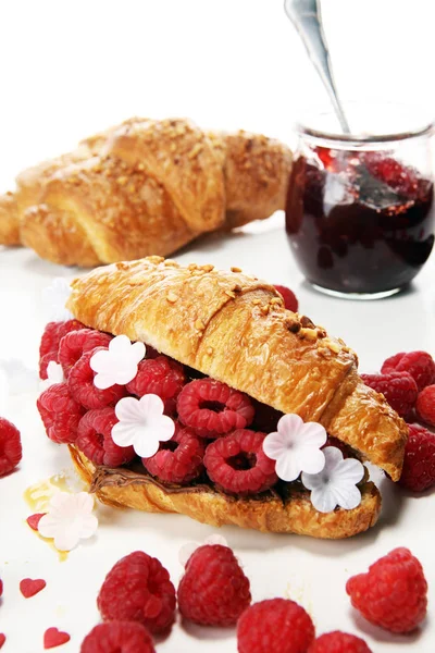 Utsökt Frukost Med Färska Croissanter Och Mogna Bär Och Blomma — Stockfoto