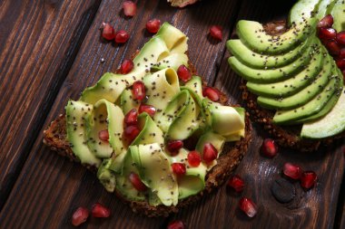 avokado ve olgun nar baharat ve avokado ile tost ekmek dilimlenmiş 