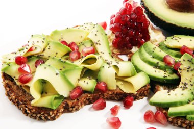 avokado ve olgun nar baharat ve avokado ile tost ekmek dilimlenmiş 