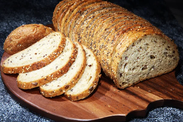 Свежеиспеченный Хлеб Деревянной Доске Нарезанный Хлеб Выпечки — стоковое фото