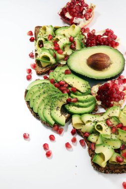 avokado ve olgun nar baharat ve avokado ile tost ekmek dilimlenmiş 