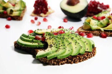 avokado ve olgun nar baharat ve avokado ile tost ekmek dilimlenmiş 