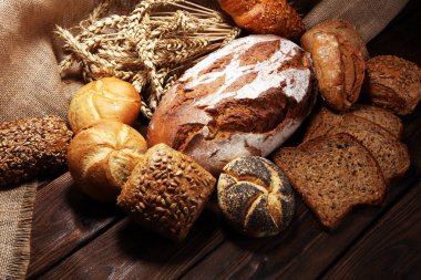 Ekmek ve ekmek çeşitleri gemide yukarıdan alır. Mutfak veya fırın poster tasarımı.