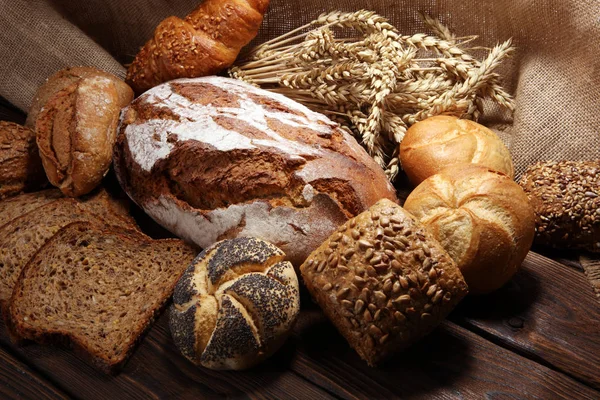Различные Виды Хлеба Булочек Борту Сверху Дизайн Постера Кухни Пекарни — стоковое фото