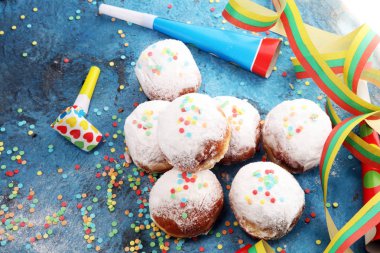 Alman Lokmalar reçel ve krema şeker ile. Karnaval toz şeker kaldırdı çörekler.