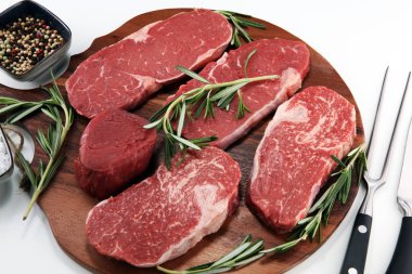 Biftek ham. Barbekü kaburga eti, yaşlı Wagyu ekşili kuru. Çeşitli ham Kara Angus Başbakan eti biftek pala, Striploin, kaburga, bonfile fileto mignon