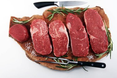 Biftek ham. Barbekü kaburga eti, yaşlı Wagyu ekşili kuru. Çeşitli ham Kara Angus Başbakan eti biftek pala, Striploin, kaburga, bonfile fileto mignon