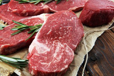 Biftek ham. Barbekü kaburga eti, yaşlı Wagyu ekşili kuru. Çeşitli ham Kara Angus Başbakan eti biftek pala, Striploin, kaburga, bonfile fileto mignon