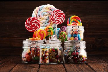 jöle ve şeker ile şekerler. renkli dizi farklı childs tatlılar ve cam kavanoz davranır