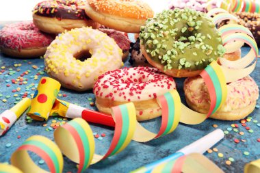 Çikolatalı buzlu, pembe sırlı ve bonibon donuts ile çeşitli çörekler. Karnaval kavramı.