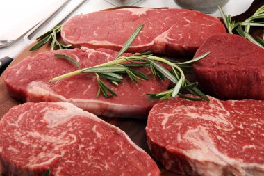 Biftek ham. Barbekü kaburga eti, yaşlı Wagyu ekşili kuru. Çeşitli ham Kara Angus Başbakan eti biftek pala, Striploin, kaburga, bonfile fileto mignon