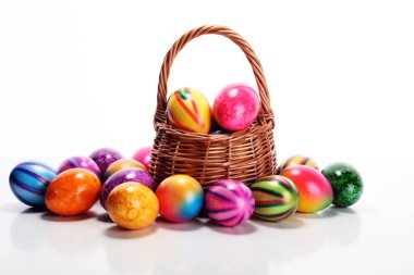 Sepet tablo Easter yumurta. renkli Paskalya dekorasyon 