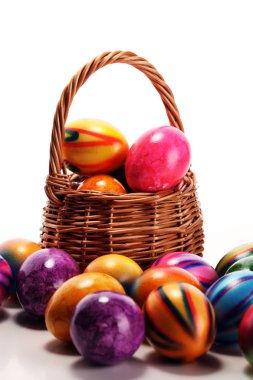 Sepet tablo Easter yumurta. renkli Paskalya dekorasyon 