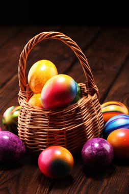 Sepet tablo Easter yumurta. renkli Paskalya dekorasyon 