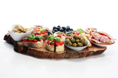 İtalyan antipasti şarap aperatifler küme. Peynir çeşitli, Akdeniz zeytin, turşu, Prosciutto di Parma, domates, enginar masada