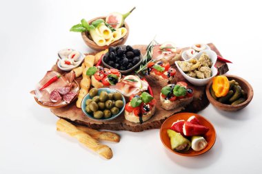 İtalyan antipasti şarap aperatifler küme. Peynir çeşitli, Akdeniz zeytin, turşu, Prosciutto di Parma, domates, enginar masada