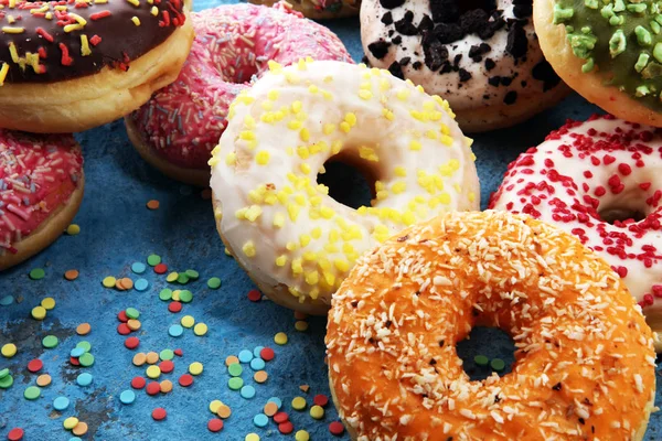 Válogatott Fánk Csokoládé Fagyott Rózsaszín Mázas Sprinkles Fánk Farsangi Koncepció — Stock Fotó