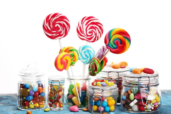 ゼリーと砂糖のお菓子 異なるチャイルズお菓子やガラスの瓶にお菓子のカラフルな配列 — ストック写真