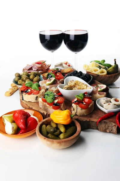 Lanches Vinho Antipasti Italiano Conjunto Variedade Queijo Azeitonas Mediterrânicas Picles — Fotografia de Stock