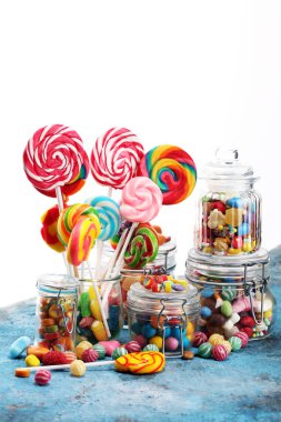 jöle ve şeker ile şekerler. renkli dizi farklı childs tatlılar ve cam kavanoz davranır