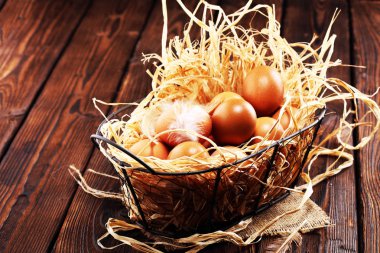 Yumurta. Sepet içinde taze çiftlik yumurtaları. Tüy konsepti ile Paskalya yortusu yumurta