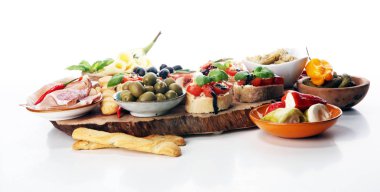 İtalyan antipasti şarap aperatifler küme. Peynir çeşitli, Akdeniz zeytin, turşu, Prosciutto di Parma, domates, enginar masada