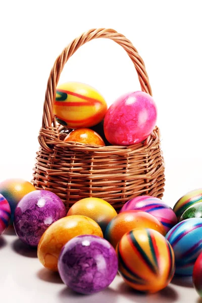 Sepet tablo Easter yumurta. renkli Paskalya dekorasyon 