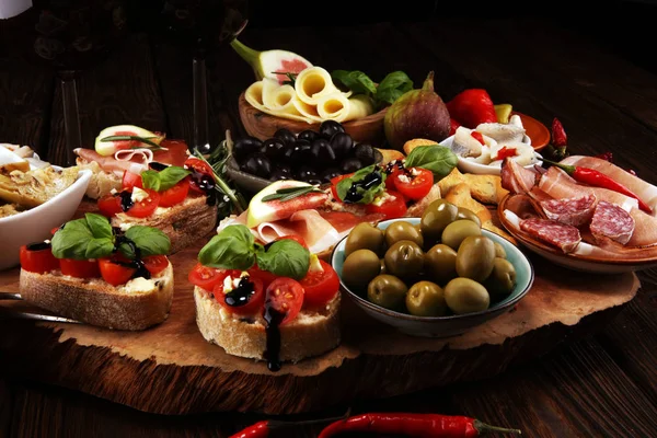 Italiensk Antipasti Vin Snacks Set Ost Mängd Medelhavet Oliver Saltgurka — Stockfoto