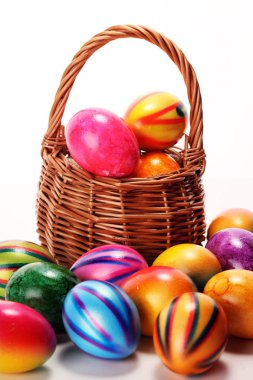 Sepet tablo Easter yumurta. renkli Paskalya dekorasyon 