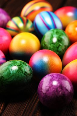 Satır tablo Easter yumurta. renkli Paskalya dekorasyon 