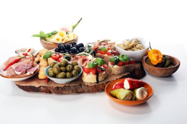 İtalyan antipasti şarap aperatifler küme. Peynir çeşitli, Akdeniz zeytin, turşu, Prosciutto di Parma, domates, enginar masada