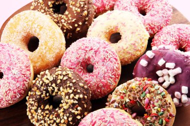 Çikolatalı donutlar, pembe jöleli ve şekerli çörekler..