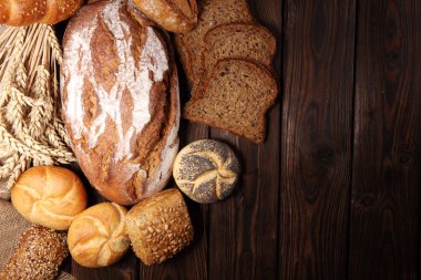 Ekmek ve ekmek çeşitleri gemide yukarıdan alır. Mutfak veya fırın poster tasarımı.